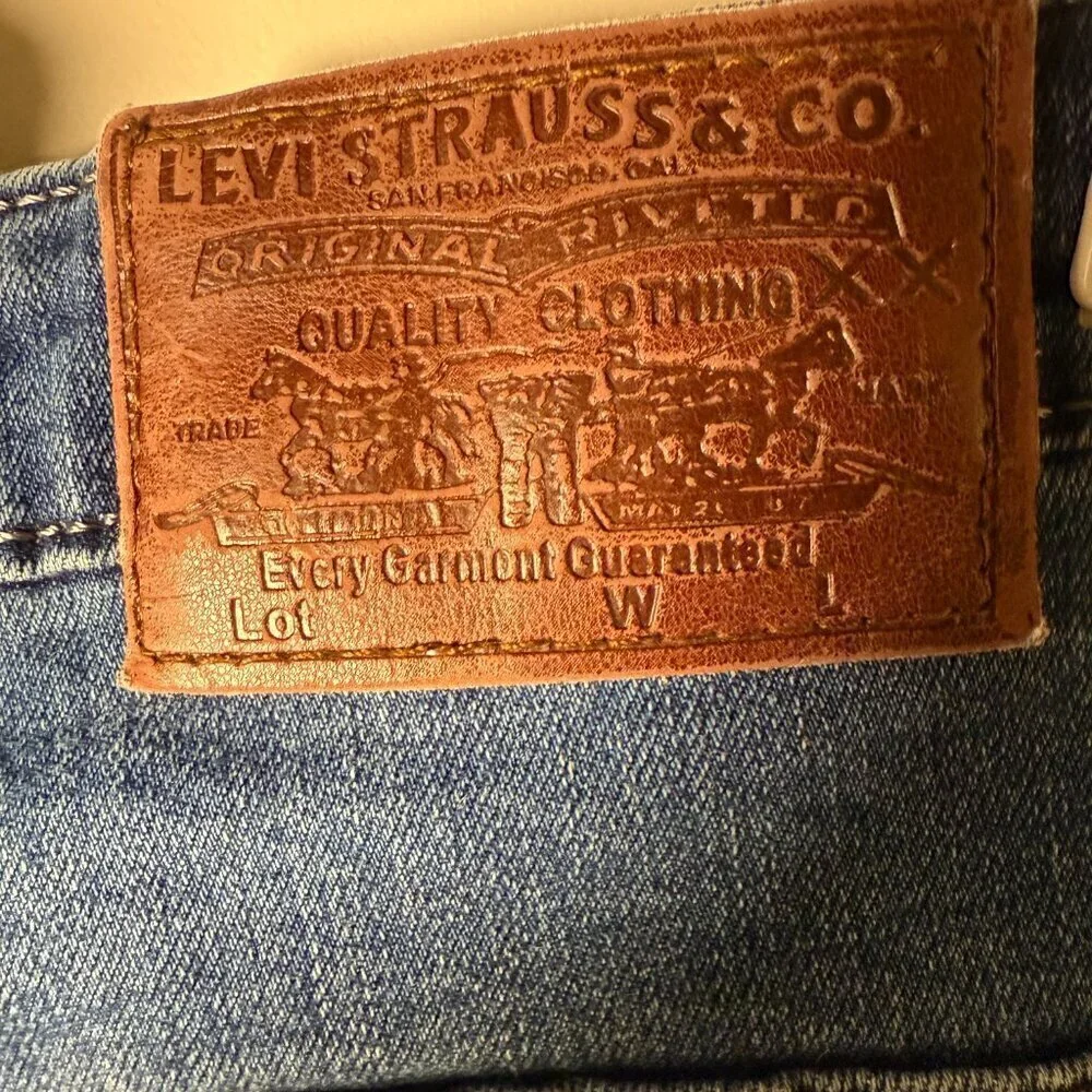 Levi's Jeans 30/34 Medium Wash Tapered Leg Leather Tag